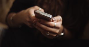 mulher celular Priscilla du Preez unsplash