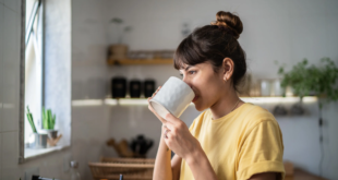 moça bebendo cafe