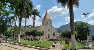 Praça Matriz de Sant'Ana Santana do Manhuaçu foto Thomaz Jr.